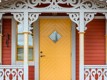 Klassisk gul ytterdörr