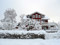 Villa i vinterlandskap
