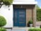 Blå ytterdörr på vit fasad
